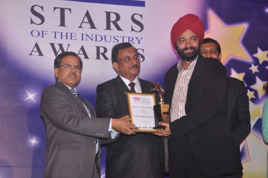 Harjeet receiving the Outstanding Contribution in Global Learning award in 2012