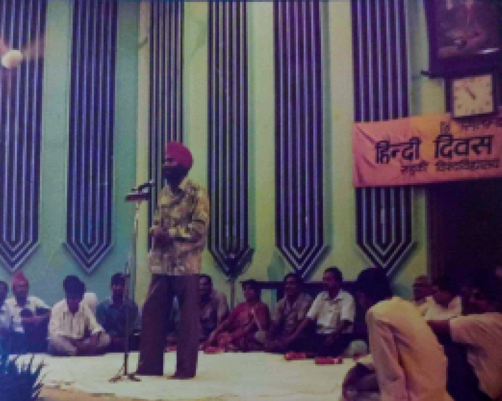 Harjeet performing on stage at IIT Roorkee Hindi Diwas in 1993